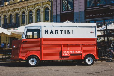KIEV, Ukrayna - Mart 04.2021: Kyiv 'de Martini yazılı Retro minibüs.