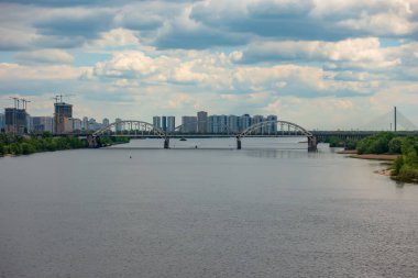 Kiev 'deki Dinyeper nehri üzerindeki köprü..