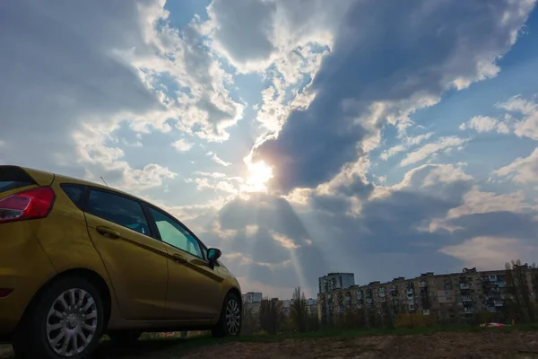 Coche Amarillo Sobre Fondo Cielo Épico Rayos Del Sol Cielo — Foto de Stock