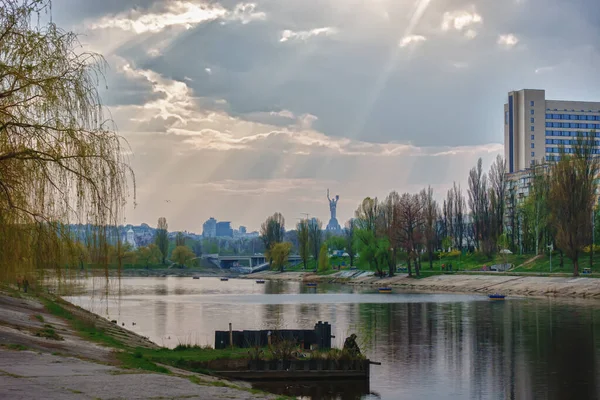 Monumento Madre Patria Sol Vista Desde Embankment Rusanovskaya Kiev — Foto de Stock