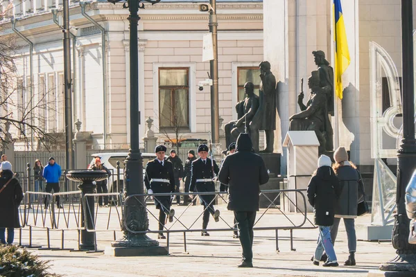Kiev Ucraina Febbraio 2022 Guardia Onore Presso Palazzo Mariinskij Kiev — Foto Stock