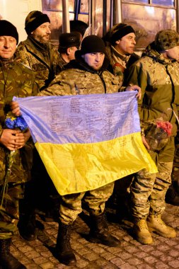 Cherkasy, Ukrayna - 24 Ocak 2015: Ukrayna bayrağını tutan asker.