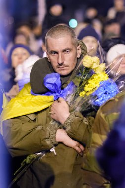 Çerkasya, Ukrayna - 24 Ocak 2015: Bir bayrak ve bir buket çiçekle Ukrayna ordusu.