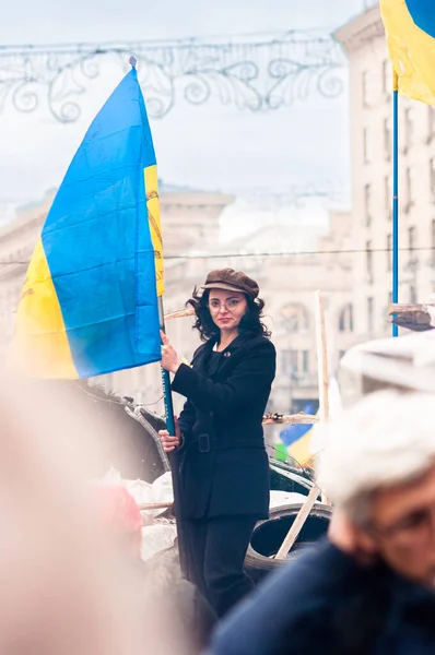 Kiev Ucrania Diciembre 2013 Niña Sosteniendo Bandera Ucrania Barricada — Foto de Stock
