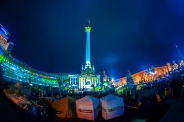 Kyiv, Ukrayna - 21 Aralık 2013: Bağımsızlık Anıtı 'nın merkezindeki protestolar