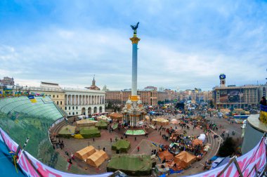 Kyiv, Ukrayna - 21 Aralık 2013: Bağımsızlık Anıtı 'nın merkezindeki protestolar
