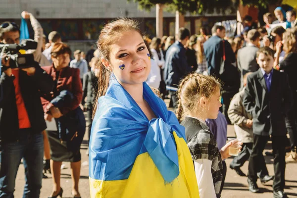 2014年10月2日 女の子は肩にウクライナの旗を持っている — ストック写真
