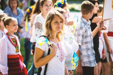 Cherkasy, Ukrayna - 2 Ekim 2014: Ukrayna bayrağı taşıyan kız