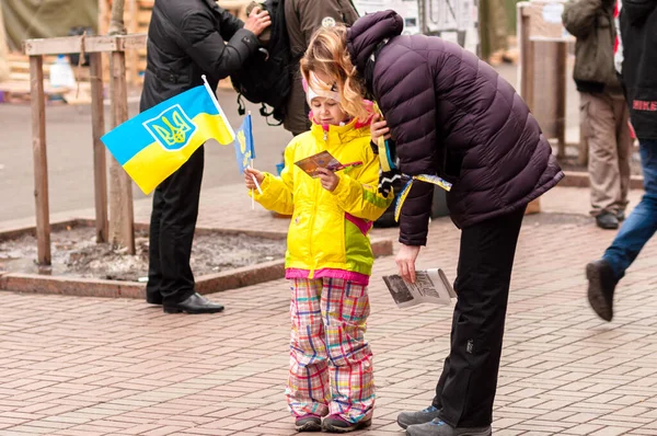 Kiev Ucraina Dicembre 2013 Bambino Con Bandiera Ucraina — Foto Stock