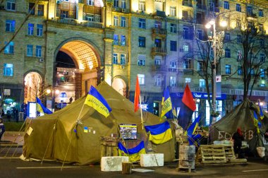 Kyiv, Ukrayna - 21 Aralık 2013: Kyiv 'deki Khreshchatyk Caddesi' nde protestocular çadırı.