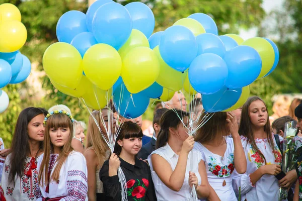 Cherkasy ウクライナ 2014年10月2日 黄色と青の風船を持つウクライナの女の子 — ストック写真