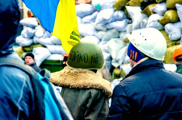 Kiev Ucrania Diciembre 2013 Hombres Con Cascos Las Barricadas Ucrania —  Fotos de Stock