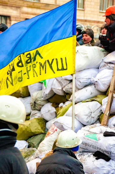 Kiev Ucrania Diciembre 2013 Manifestantes Las Barricadas Con Bandera Ucrania —  Fotos de Stock