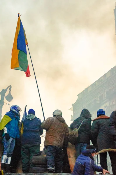 Kiev Ucrania Diciembre 2013 Manifestantes Las Barricadas Con Bandera Ucrania —  Fotos de Stock