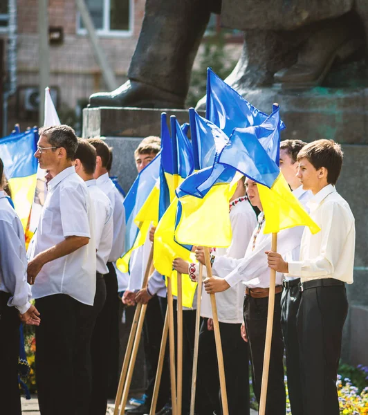 Cherkasy Ucrânia Outubro 2014 Grupo Adolescentes Está Segurando Bandeiras Ucrânia — Fotografia de Stock