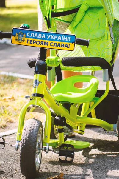 銘文とプレートウクライナへの栄光 子供用自転車で英雄への栄光 — ストック写真