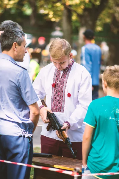 Cherkasy Ucraina Ottobre 2014 Uomo Camicia Ricamata Con Una Pistola — Foto Stock