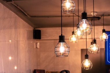 Çatı katı tarzında asılı lambalar.