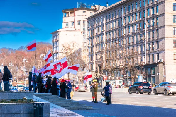 キエフ ウクライナ 2022年2月13日 Khreschatykにキエフでベラルーシの旗を持つ人々のグループ — ストック写真
