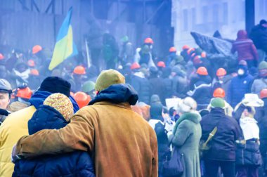 Adam bir kadına sarılıyor. Kyiv 'in merkez caddelerinde protestolar.