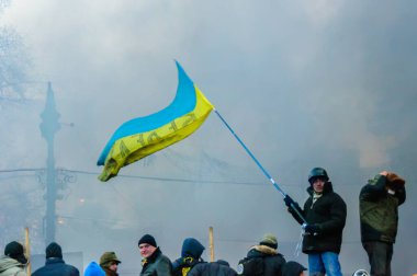 Kyiv, Ukrayna - 01 Ocak 2014: Ukrayna bayrağı Kyiv 'deki protestocuların elinde.