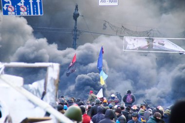 Kyiv, Ukrayna - 23 Ocak 2014: Kyiv 'in yanan ve dumanlı sokaklarında protestocular.