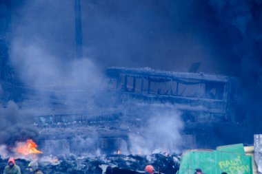 Kyiv 'deki protestolar sırasında yanmış otobüs.