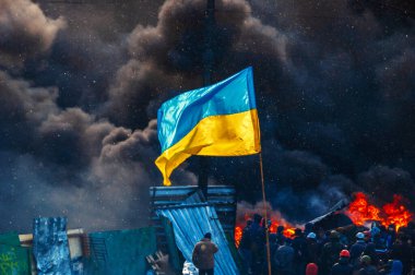 Ukrayna bayrağı yanan Kyiv 'in zemininde dalgalanıyor.