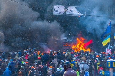 Kyiv, Ukrayna - 23 Ocak 2014: Kyiv 'in yanan ve dumanlı sokaklarında protestocular.
