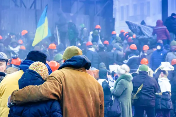 Hombre Abrazando Una Mujer Protestas Las Calles Centrales Kiev —  Fotos de Stock