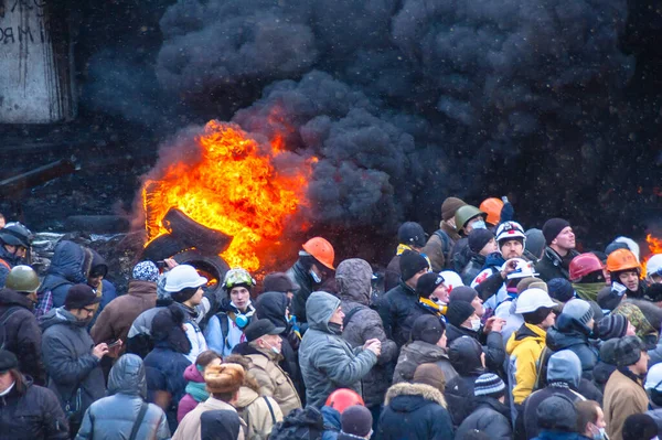 Kiev Ucrania Enero 2014 Manifestantes Las Calles Ardientes Humeantes Kiev —  Fotos de Stock