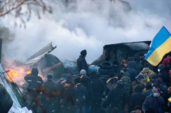 Kyiv, Ukrayna - 23 Ocak 2014: Kyiv 'in yanan ve dumanlı sokaklarında protestocular.