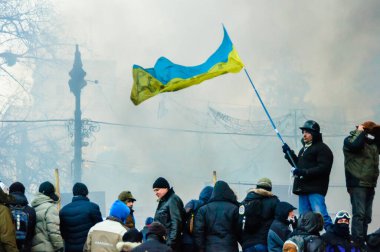 Kyiv, Ukrayna - 01 Ocak 2014: Ukrayna bayrağı Kyiv 'deki protestocuların elinde.