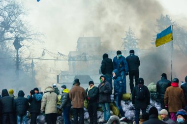 Kyiv, Ukrayna - 25 Ocak 2014: Kyiv sokaklarındaki barikatlarda protestocular