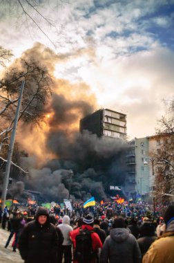 Kyiv, Ukrayna - 23 Ocak 2014: Kyiv 'in yanan ve dumanlı sokaklarında protestocular.