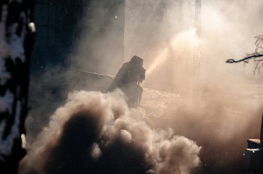 Yangınlardan çıkan duman ve Kyiv sokaklarındaki savaş.