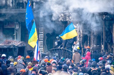 Kyiv, Ukrayna - 23 Ocak 2014: Ukrayna bayrağı taşıyan protestocular Kyiv sokaklarında özgürlük için savaşıyor.