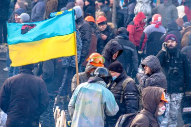 Kyiv, Ukrayna - 23 Ocak 2014: Ukrayna bayrağı Kyiv sokaklarındaki protestocuların elinde.