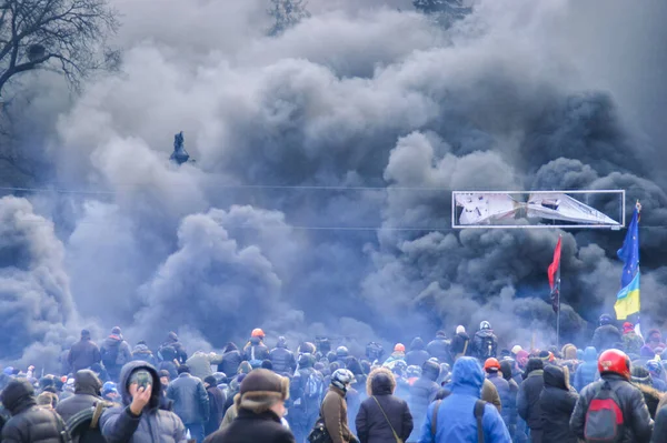 Kijów Ukraina Stycznia 2014 Protestujący Palących Zadymionych Ulicach Kijowa — Zdjęcie stockowe