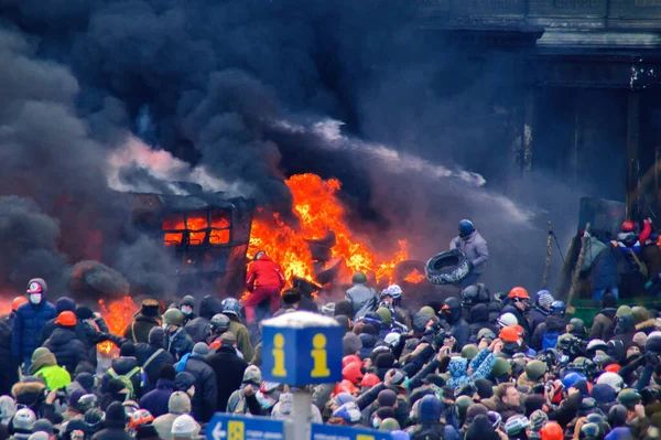 Kiev Ucrania Enero 2014 Manifestantes Las Calles Ardientes Humeantes Kiev —  Fotos de Stock