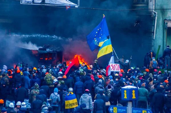 Kiev Ucrania Enero 2014 Bandera Ucraniana Ondea Contra Telón Fondo —  Fotos de Stock