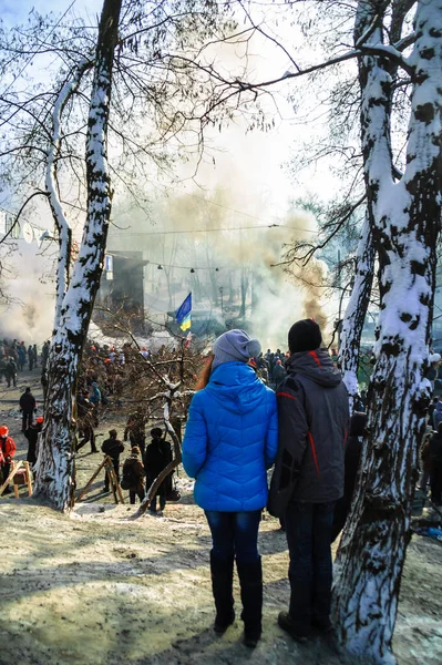 Kiev Ucrania Enero 2014 Hombre Una Niña Observan Las Protestas —  Fotos de Stock