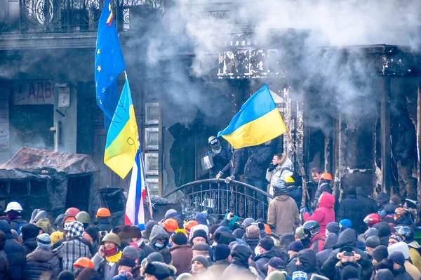 Kiev Ucrania Enero 2014 Manifestantes Con Bandera Ucrania Las Calles —  Fotos de Stock
