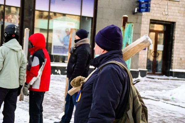 キエフ ウクライナ 2014年1月23日 キエフの通りに棒を持つ抗議者 — ストック写真