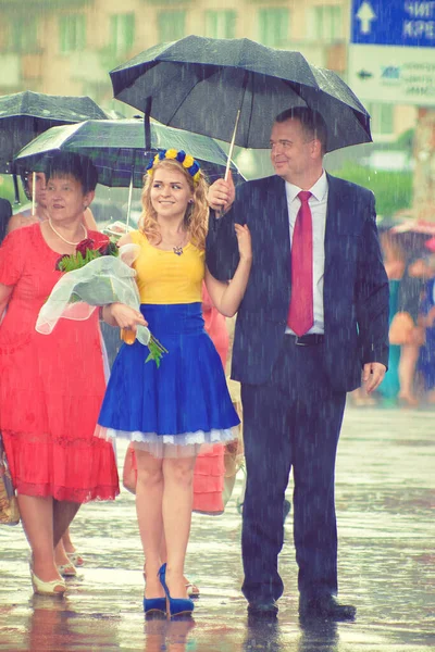 Cherkasy ウクライナ 2014年6月31日 雨の中で黄色と青の服のウクライナの女の子 — ストック写真