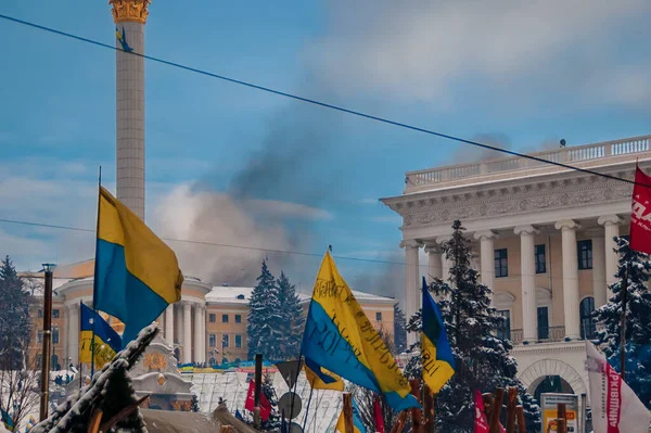 キエフの路上でウクライナの旗 — ストック写真
