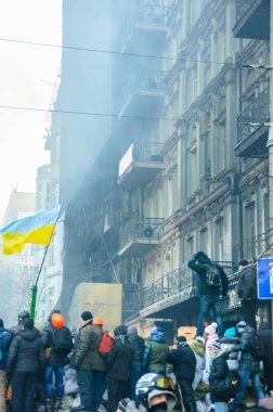 Kyiv, Ukrayna - 25 Ocak 2014: Kyiv sokaklarındaki barikatlarda protestocular