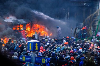Kyiv, Ukrayna - 23 Ocak 2014: Kyiv 'in yanan ve dumanlı sokaklarında protestocular.