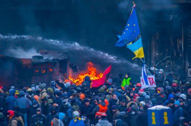 Kyiv, Ukrayna - 23 Ocak 2014: Ukrayna bayrağı yanan Kyiv 'in zemininde dalgalanır.