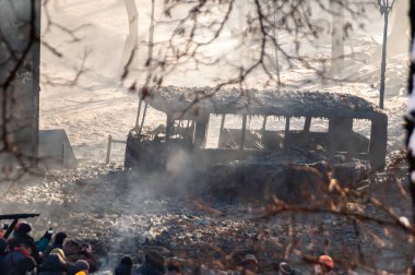 Kyiv 'deki protestolar sırasında yanmış otobüs.